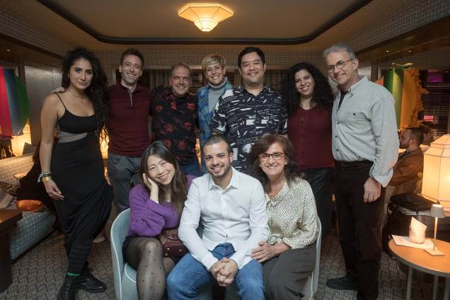 Vivianne Wakuda, Pedro Frade e Claudia Rezende a frente, Gabriela Del'Moro, Valdo Mendola, Arnaldo Lorençato, Ana Beloto, Saulo Yassuda, Cintia Oliveira e Sergio Minerbo atrás Vivianne Wakuda, Pedro Frade e Claudia Rezende a frente, Gabriela Del'Moro, Valdo Mendola, Arnaldo Lorençato, Ana Beloto, Saulo Yassuda, Cintia Oliveira e Sergio Minerbo atrás