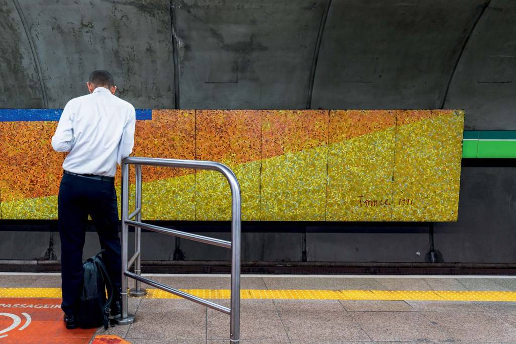 Paineis Quatro Estações, de Tomie Ohtake, estação Consolaç Quatro Estações: painéis de Tomie Ohtake estão na parede de túnel da estação Consolação