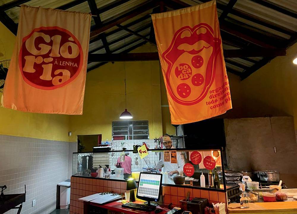 Salão do restaurante Glória à Lenha.