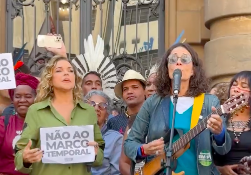 Daniela Mercury e Zélia Duncan protestam contra o marco temporal