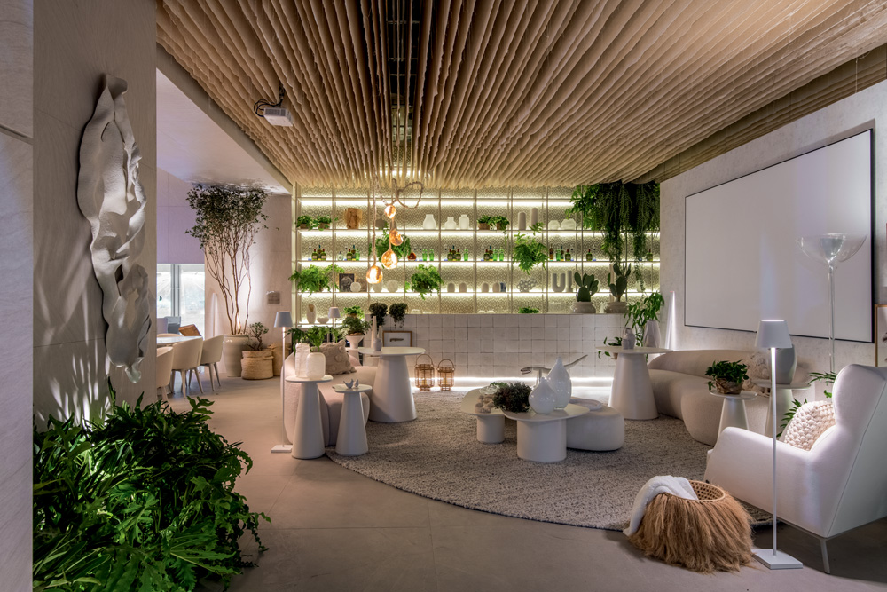 CASACOR – Carla Felippi – Favaro JR-15.JPG Ambiente da Casacor com teto de palha, móveis brancos e detalhes em plantas.