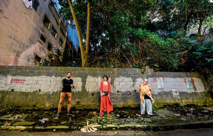 Diego Gazola, Renata Sperandio e Cybelle de Lima: moradores em muro apagado que indicava uma das nascentes da grota