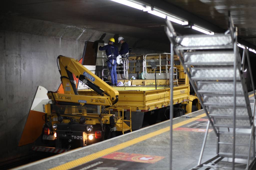 ObrasdeArteMetrooRestauroEstacaoSaoBentoLuiza Marques da CostaFronteira Filmes Equipe de restauração em obra Sem Título de Odiléa Toscano, na estação São Bento