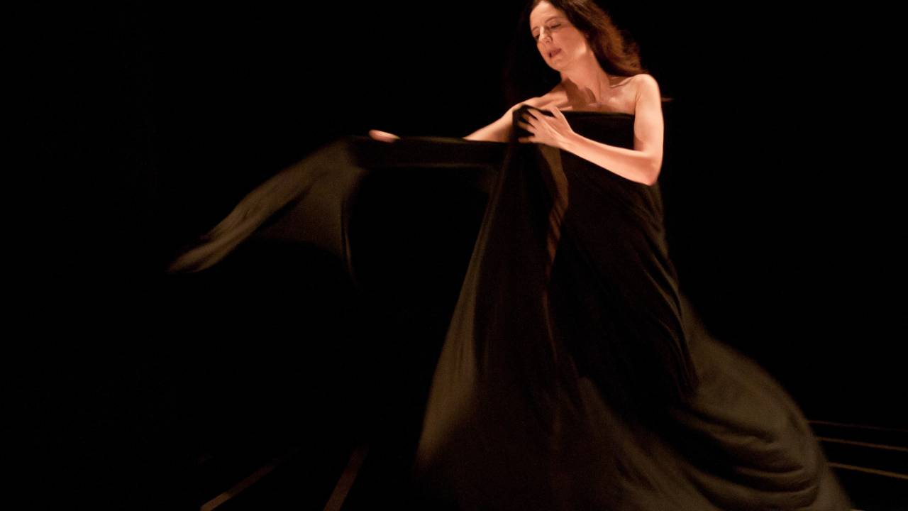 uma mulher vestida com um longo tecido preto