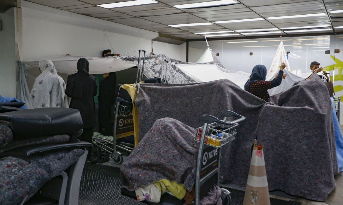 Afegãos acampados no Aeroporto de Guarulhos.