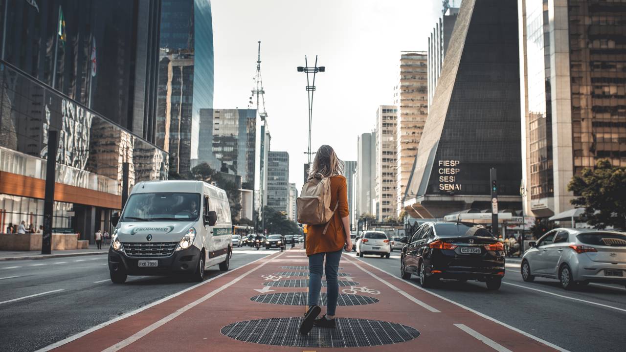 uma mulher andando na ciclovia da avenida paulista