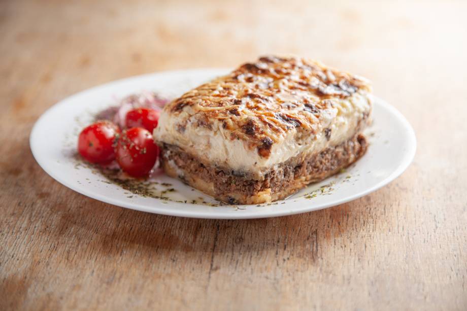 Mussaká: camadas de carne moída, fatias de berinjela e batata frita, molho bechamel e parmesão