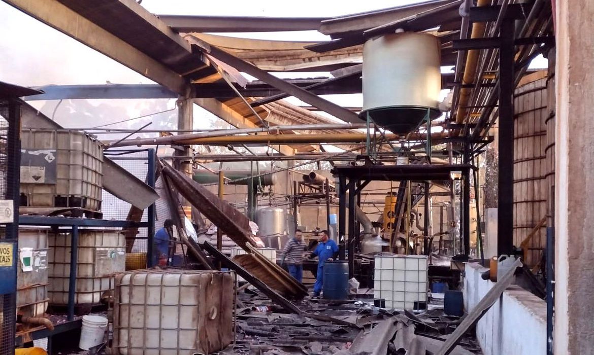 Caldeira de fábrica de resina explode em Várzea Paulista, em São Paulo.