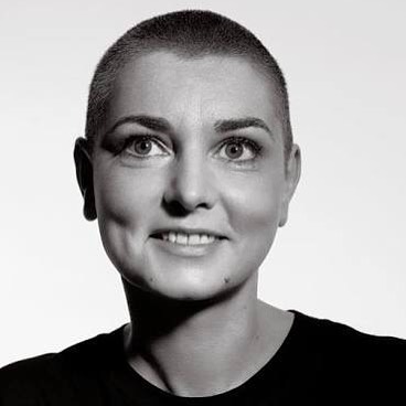 uma mulher careca sorrindo