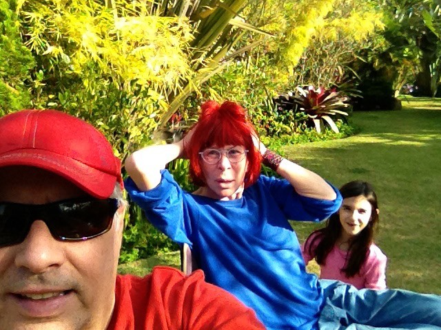 Roberto de Carvalho, Rita Lee e a neta Izabella em um amplo gramado