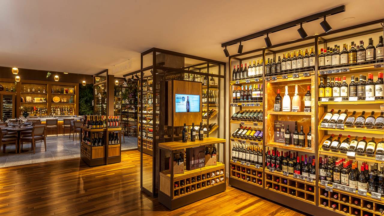 Ambiente fechado com iluminação focada nas prateleiras de vinhos.