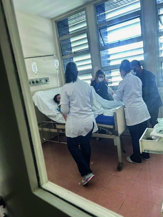 Amanda Santos Silva – Caso meningite Grande SP (Arquivo Pessoal) (3) Enfermeiras ao redor de maca.