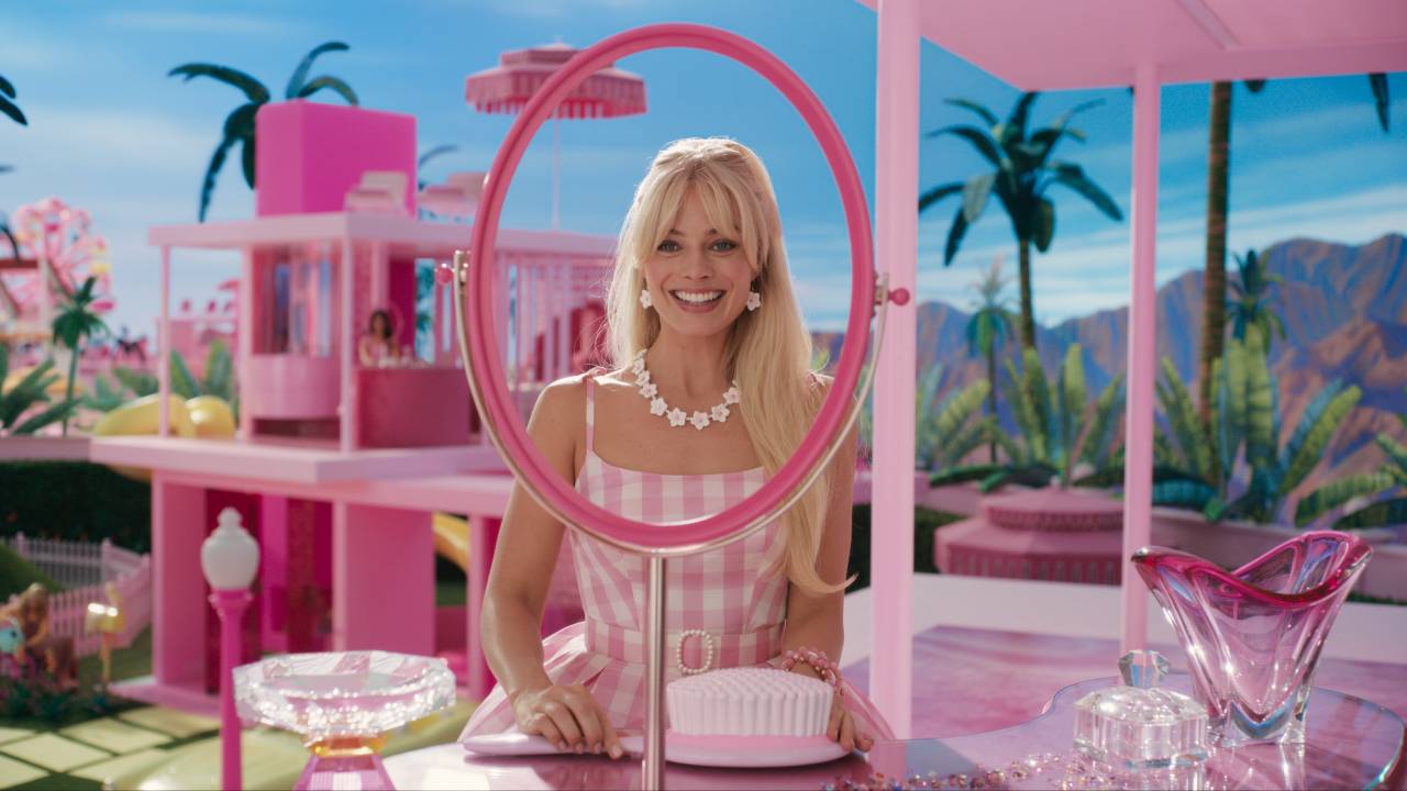 Margot Robbie no papel de Barbie Estereotipada.