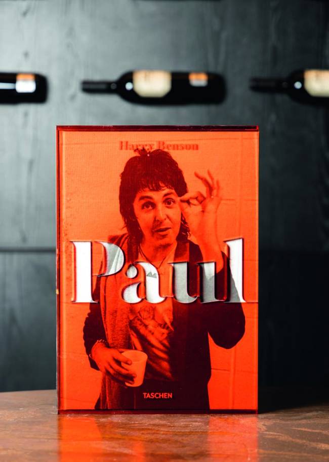 Livro Paul: A obra de Harry Benson (R$ 10 000), publicada pela Taschen, traz fotografias com um olhar íntimo sobre a lenda dos Beatles. Na feira, a edição limitada pode ser vista no projeto de Leo Shehtman e adquirida na Livraria Paisagem.