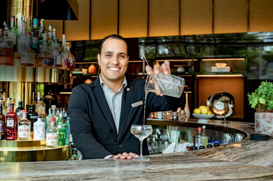 Gustavo Rômulo: bartender atrás de balcão curvilíneo