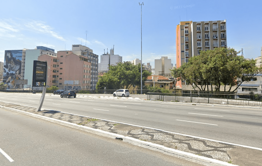 a imagem mostra um dia de sol eum viaduto com poucos carros circulando