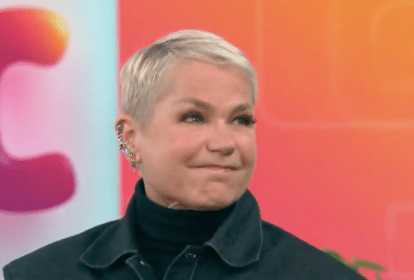 Xuxa no Mais Você vestindo uma blusa preta de gola alta e uma jaqueta escura