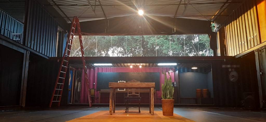 ContadoresdeMentiraTeatro2 Área interna da sede do grupo teatral Contadores de Mentira, de Suzano, que corre o risco de vir abaixo