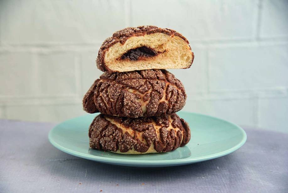 Melon pan: recheado de ganache e com crosta de chocolate