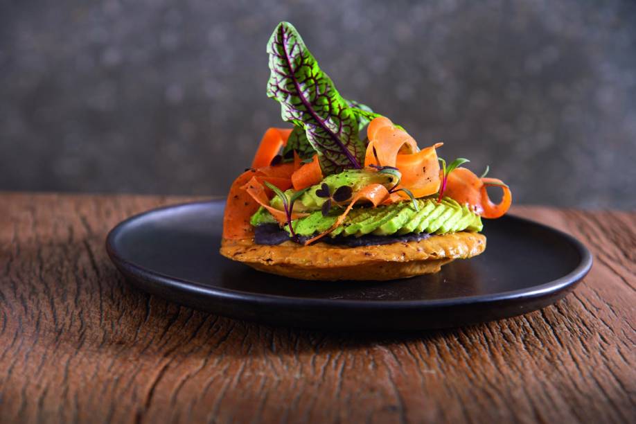 Tostada de feijão e abacate: para petiscar Tostada de feijão e abacate: para petiscar