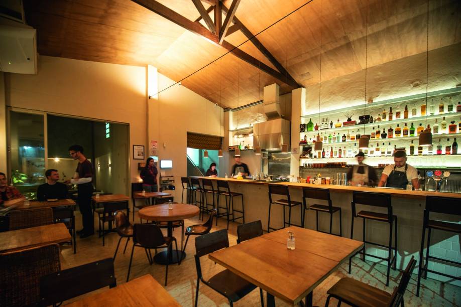 Espaço à meia luz: cozinha à mostra Espaço à meia luz: cozinha à mostra