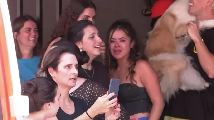 Foto de Maisa chorando em multidão assustada.