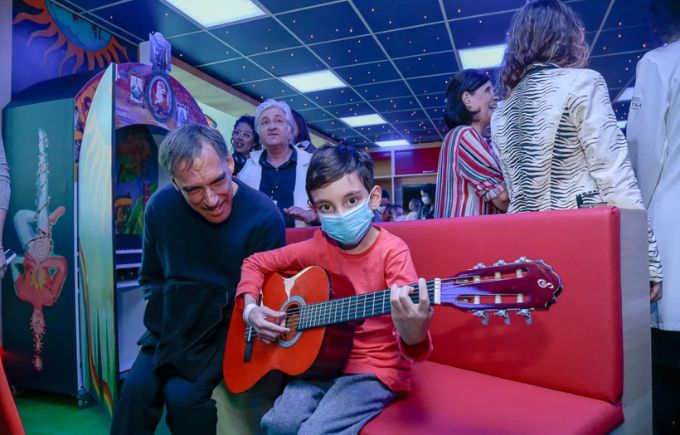 MarisaMonteInstitutodoCoracaoArnaldoAntunesCecília BastosUSP Imagens Arnaldo Antunes ouve Rodrigo Reis, paciente do Incor, tocar músicas com o violão do Espaço Imaginário Marisa Monte