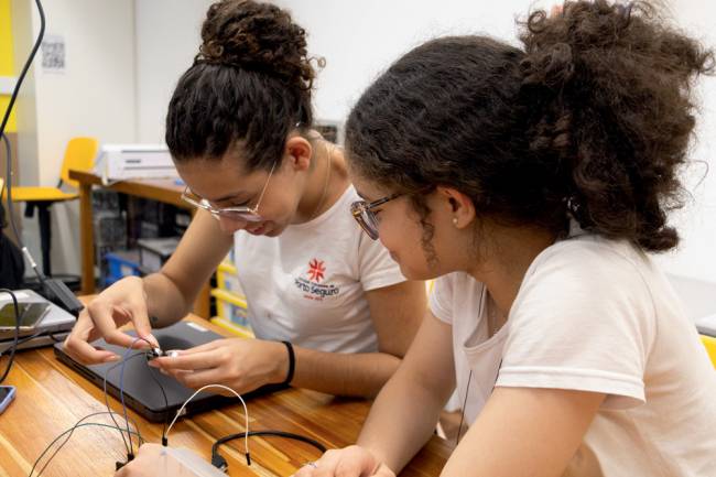 COLÉGIO PORTO SEGURO: A inteligência artificial generativa fará parte do 6º ano do ensino fundamental na escola. Ao lado, uma aula de Arduino, placa que permite desenvolver projetos de automação