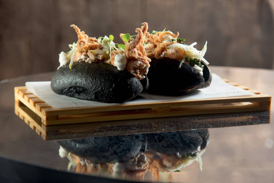 Bocadillo de lula: brioches com tinta de lula recheados do molusco crocante empanado, maçã, aïoli de gengibre e ervas Bocadillo de lula: brioches com tinta de lula recheados do molusco crocante empanado, maçã, aïoli de gengibre e ervas