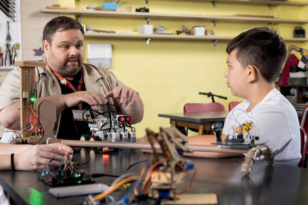 COLÉGIO STOCCO: Aula de robótica do professor Luís Gustavo Alves, na qual alunos vão criar robô que usa inteligência artificial no segundo semestre