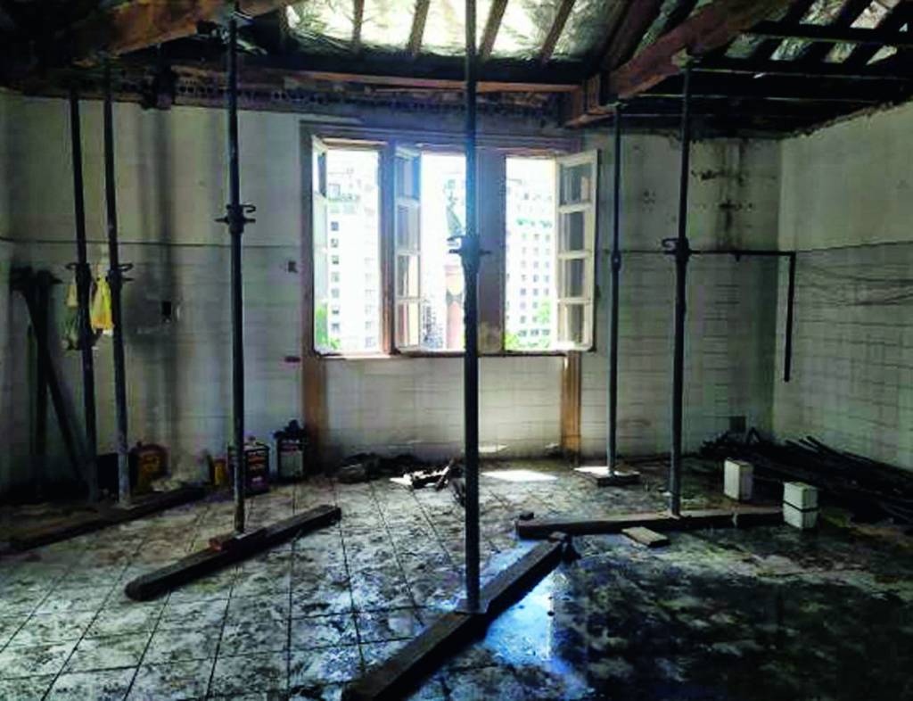Teto caído (SJC-Divulgação) Imagem exibe espaço escuro com janela ao fundo e teto caído.