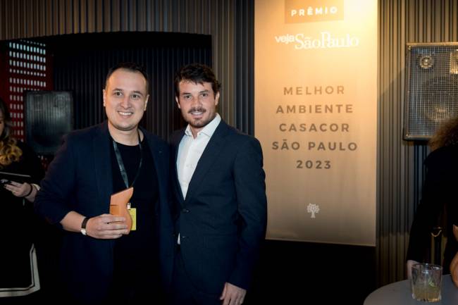Prêmio Casa Cor Foto Wanezza Soares Bruno Moraes, que ganhou o prêmio de Melhor Cozinha Integrada, e André Secchin, diretor-geral da CASACOR