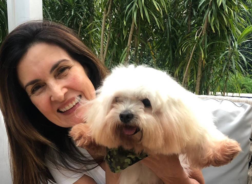 Fátima Bernardes com o cão Chantilly.