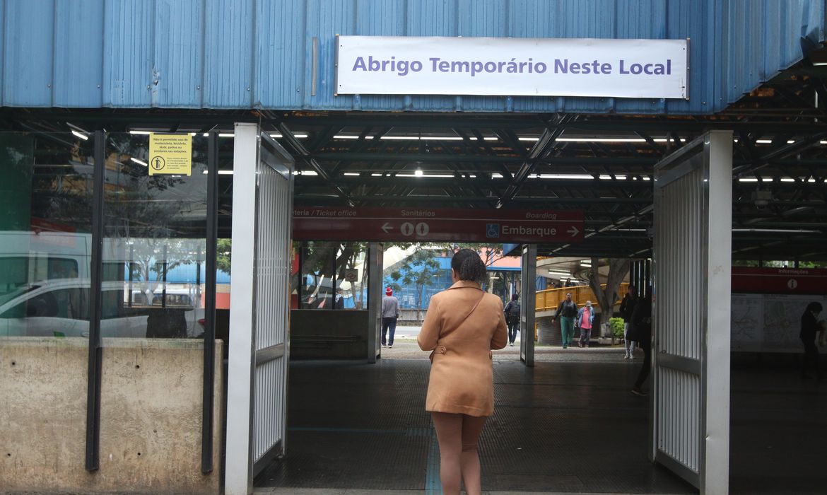 Abrigo temporário na estação Pedro II