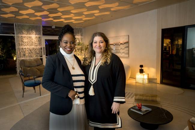 Prêmio Casa Cor Foto Wanezza Soares A arquiteta e jurada Joice Berth, com Alessandra Balles, editora-chefe da Vejinha
