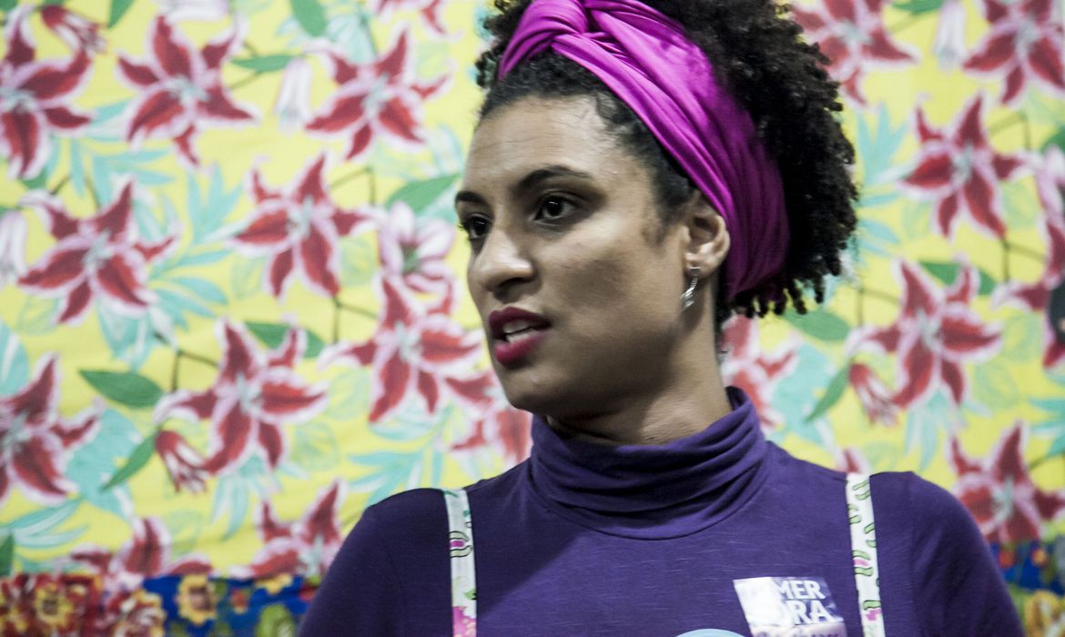a vereadora marielle franco com uma faixa de cabelo