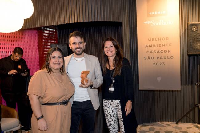 Prêmio Casa Cor Foto Wanezza Soares Andrea Abelleira, VP de Publishing da Abril (à dir.), entrega prêmio na categoria Instalações de Arte para Mariana Gonçalves e Caue Ribeiro, do escritório de Sig Bergamin