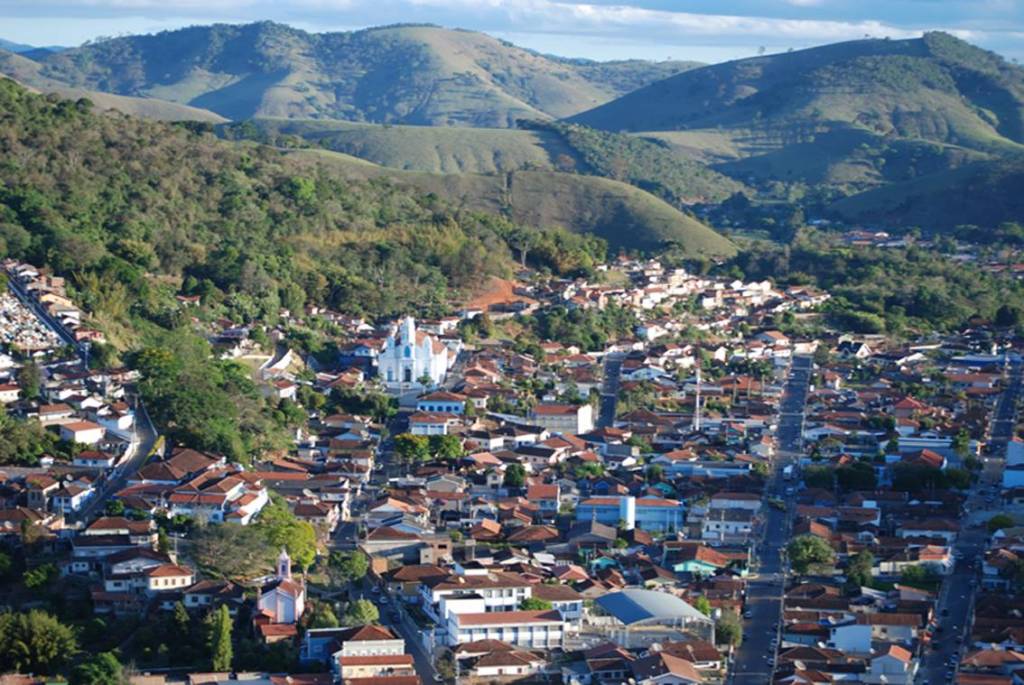 uma cidadezinha entre montanhas