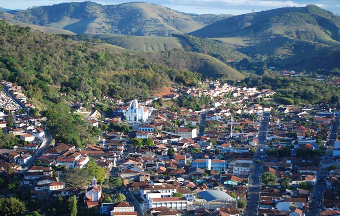 uma cidadezinha entre montanhas