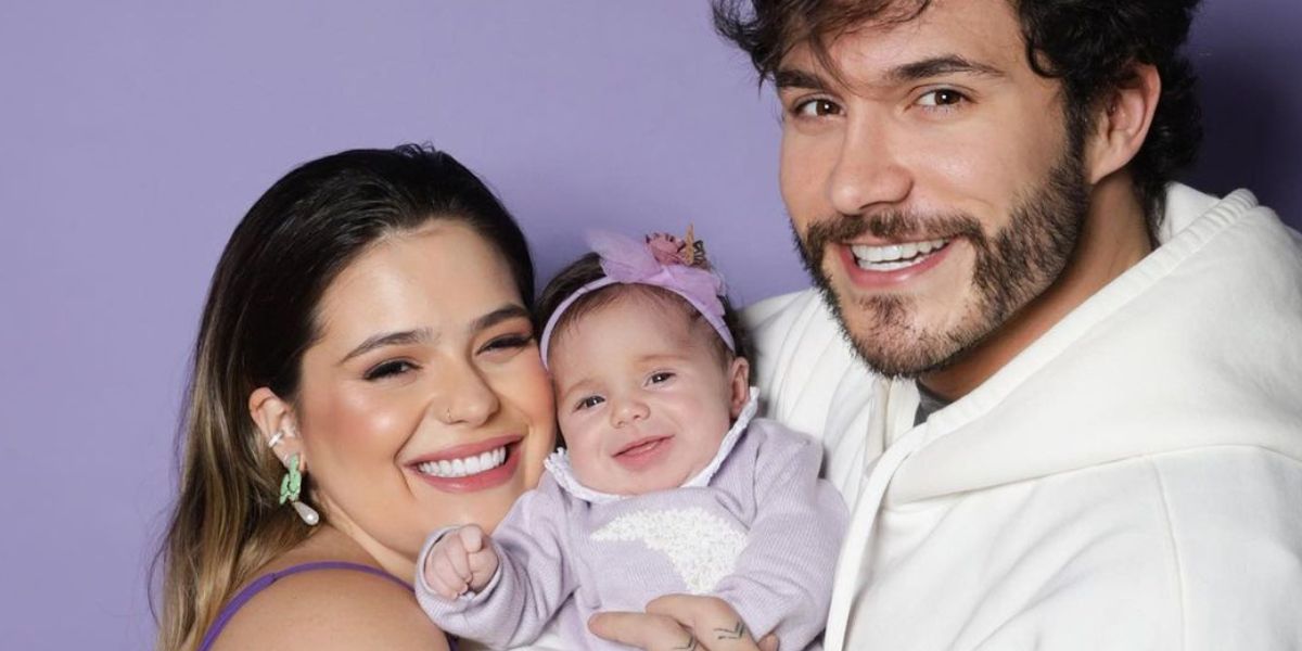 Imagem mostra Viih Tube e Eliezer segurando a filha, um bebê, enquanto sorriam para foto