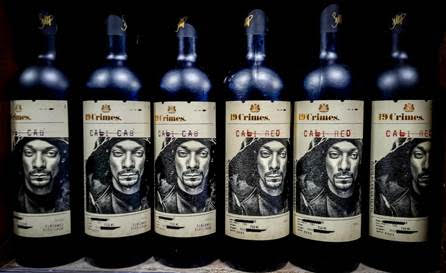 Garrafas de vinho com o rosto do cantor Snoop Dogg estampado.