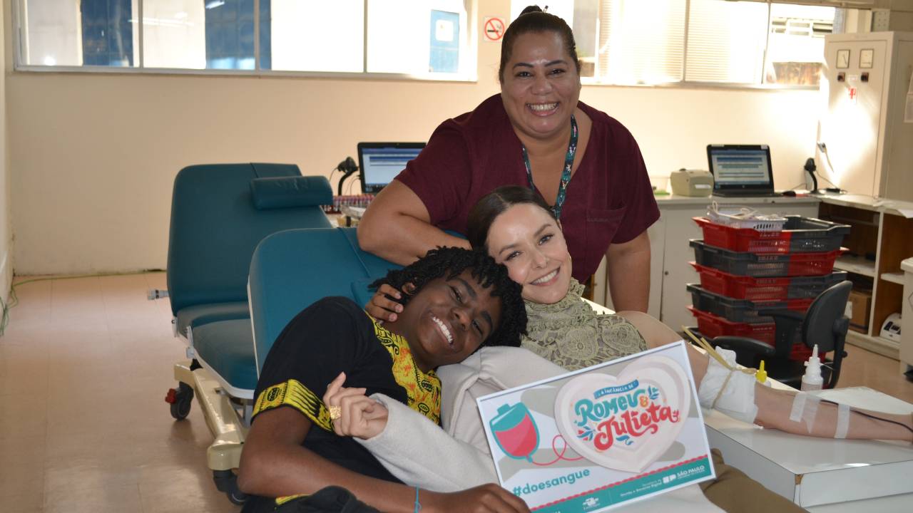Atriz Bianca Rinaldi (deitada) com o ator Miguel Ângelo, que vive o Romeu da trama do SBT