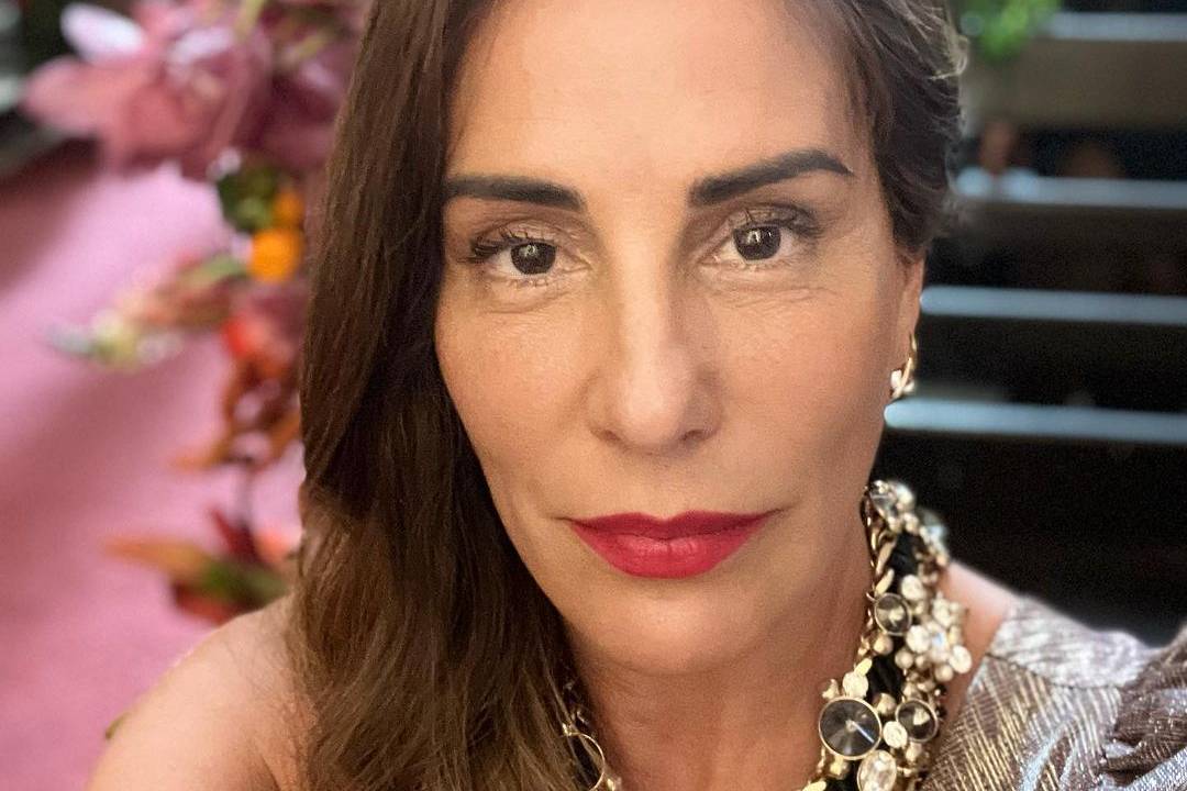 a atriz gloria pires, uma mulher branca com um grande colar e o cabelo castanho arrumado para o lado