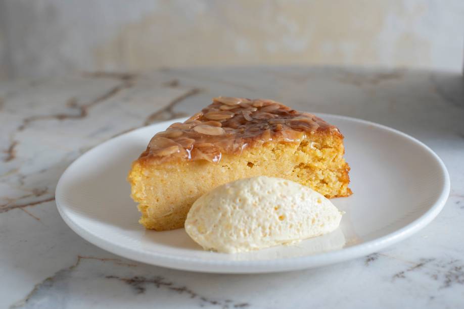 Bolo de tangerina: servido ao lado de chantili da fruta