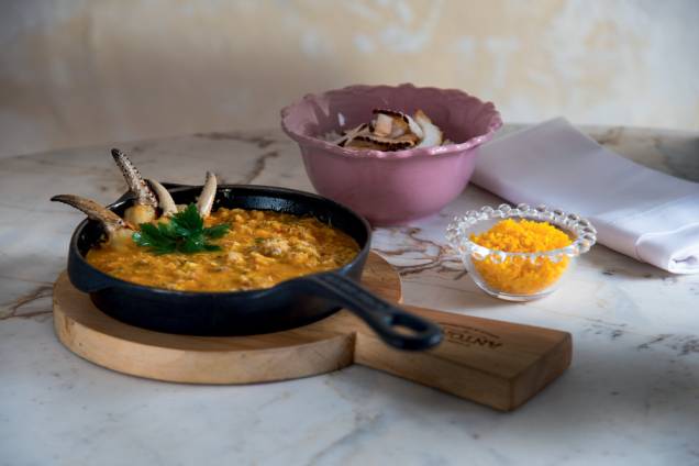 Moqueca de caranguejo: com farofa de dendê e arroz de coco Moqueca de caranguejo: com farofa de dendê e arroz de coco