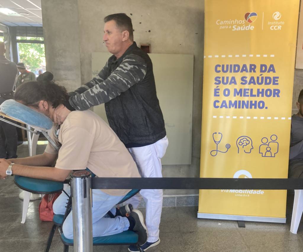 Confira onde fazer massagem e tranças de graça em estações de trem