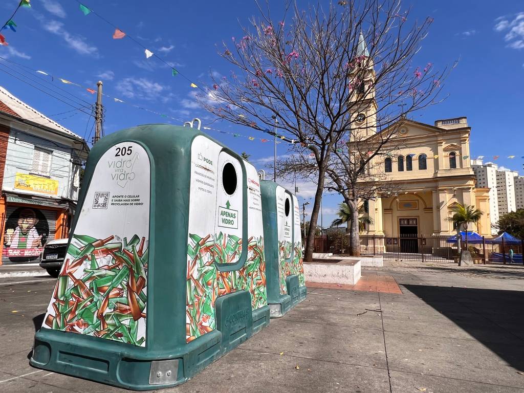 Praças ganham contêineres para garrafas de cerveja e vinho vazias