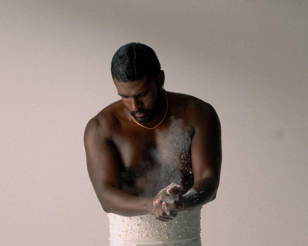 “A minha escrita é muito maior que eu”, diz Rico Dalasam, que lança disco