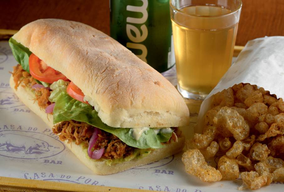 Sanduíche de porco assado: com abacate, picles de cebola, maionese de tucupi, alface e tomate na ciabatta