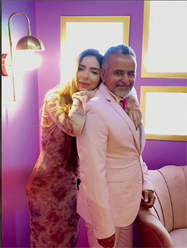 micarla e pedro lins Imagem mostra pai e filha abraçados sorrindo para câmera. Ele usa terno rosa.